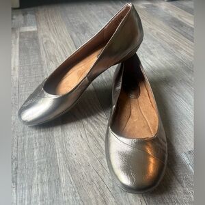NWOT Women’s Euro Soft Metallic Flat Shoes Size 9